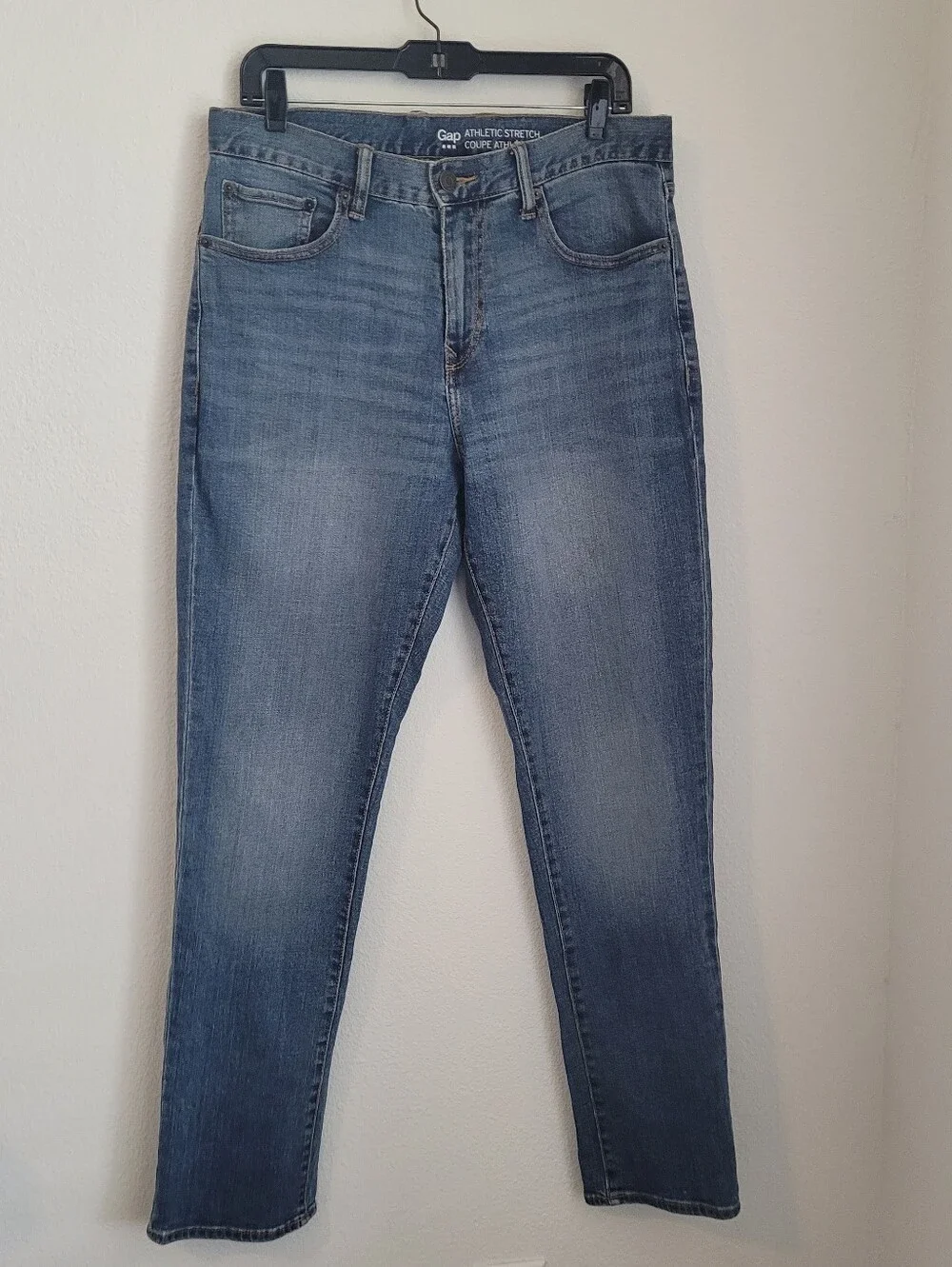 GAP Athletic Stretch Jeans Size 32x32 Medium Indigo Wash Comfort Fit Denim